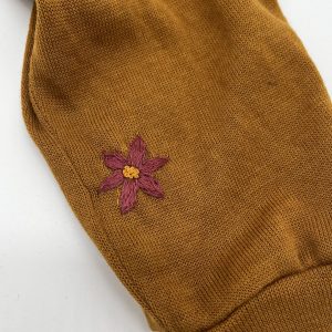 Blume gestickt über Reparatur