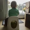 Kind sitzt auf Töpfchen