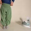 Windelfreikind zieht sich die Hose hoch, im hintergrund steht das Kindsgut Wal Töpfchen