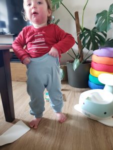 Kind kommt vom Waltöpfchen und zieht sich die Hose hoch