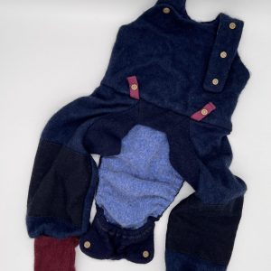 Latzhose zum Abhalten in Blau, mit geöffnetem Windellatz