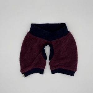 Raven Shorts Beere mit blauen Bündchen