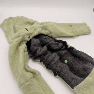 ttBux für kleines Baby von der Seite, geöffnet