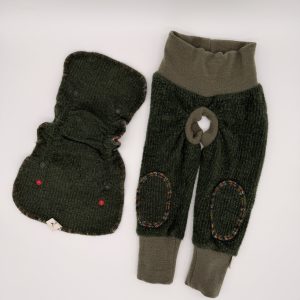 Abhaltehose Raven aus grünem Wollcord mit passender Klappe für den Abhaltebody Abraxas