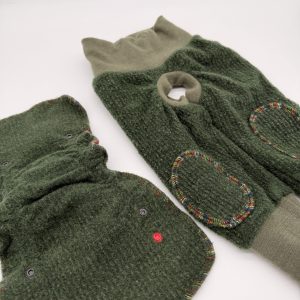 Abhaltehose Raven aus grünem Wollcord mit passender Klappe für den Abhaltebody Abraxas von nahem