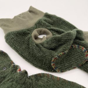 Abhaltehose Raven aus grünem Wollcord mit passender Klappe für den Abhaltebody Abraxas sehr nah