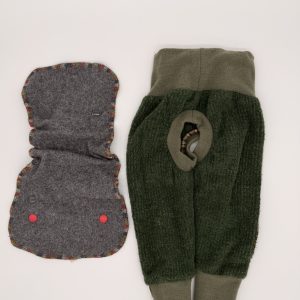 Abhaltehose Raven aus grünem Wollcord mit passender Klappe für den Abhaltebody Abraxas von hinten