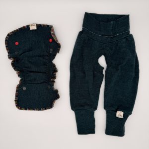 Abhaltehose Raven aus mit passender Klappe für den Abhaltebody Abraxas