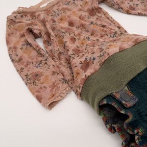 Abhaltebody Abraxas mit schönem rosa Blumenmuster von der Seite