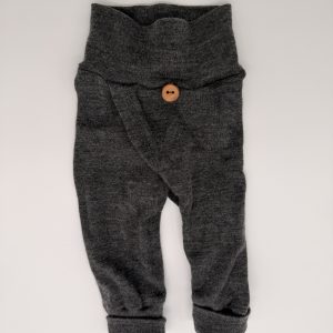 Splitpant anthrazit mit Holzknopf von vorne