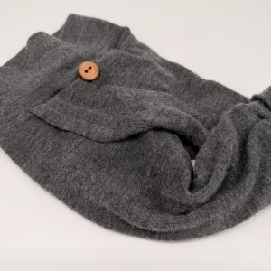 Splitpant anthrazit mit Holzknopf von der Seite