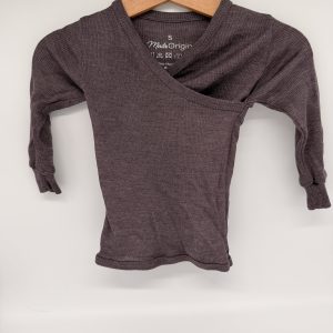 Windelfrei Hemd lila auf dem Kleiderbügel